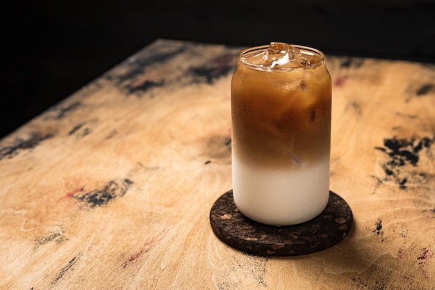 Café com leite gelado frio Um copo alto cheio de cubos de gelo em camadas de bebida refrescante espaço para cópia