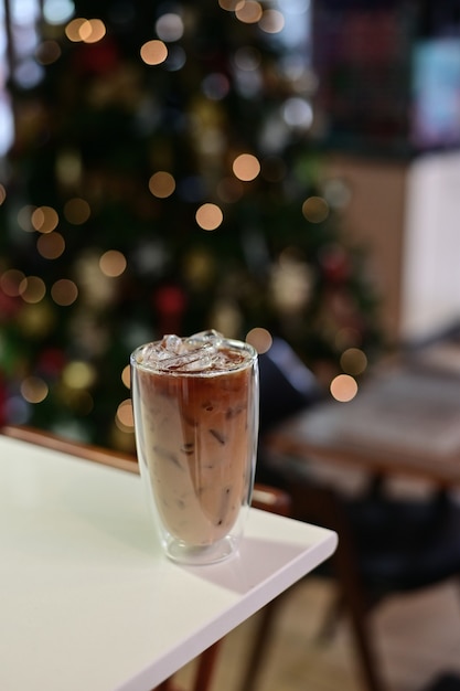 Café com leite gelado na mesa com decoração de natal