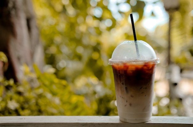 Café com leite gelado no copo de plástico