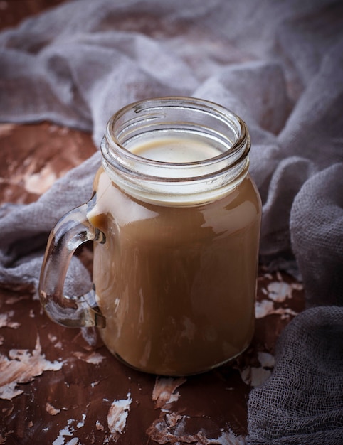 Café com leite na jarra. Foco seletivo