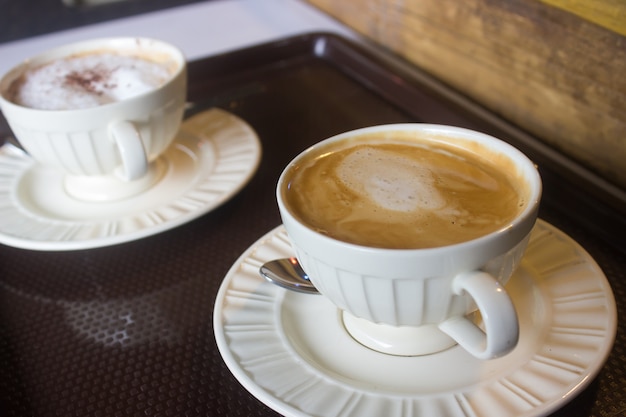 Café com leite na mesa de madeira