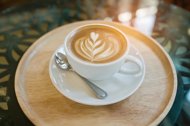 café com leite quente arte na mesa de madeira, relaxe o tempo