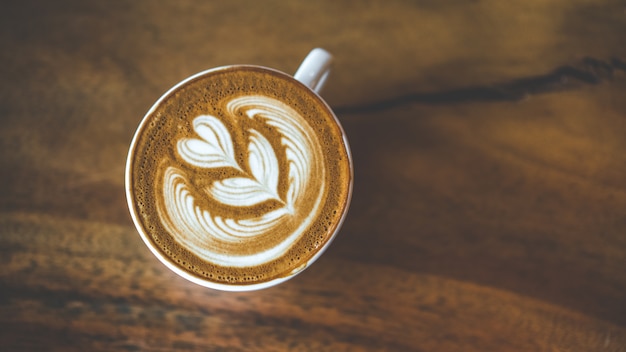 Café com leite quente com forma de coração