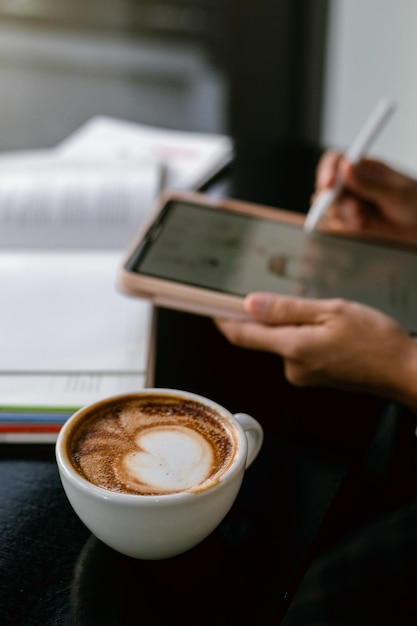 Café com leite quente e livro vermelho