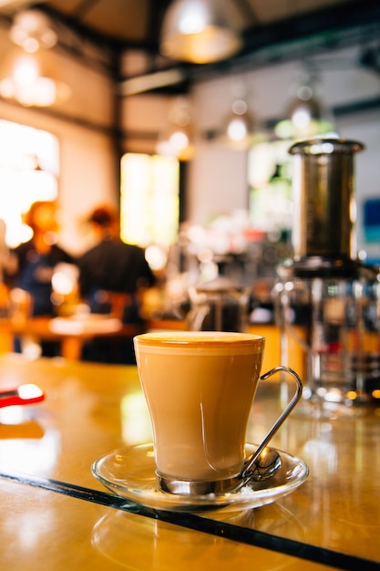 Café com leite quente na cafeteria.