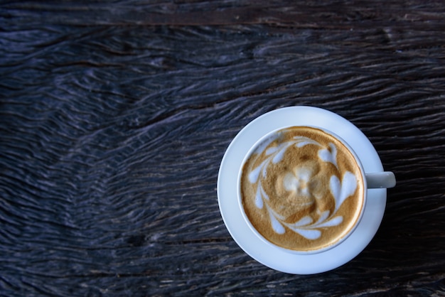 Café com leite quente na cafeteria