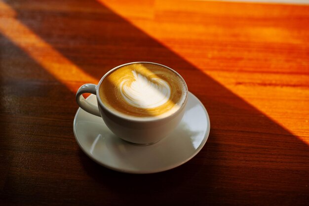 Café com leite quente na mesa de madeira relaxa o tempo