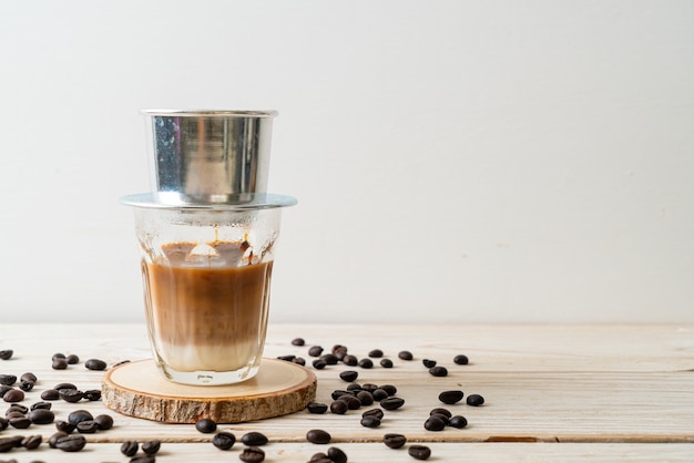 Café com leite quente pingando no estilo vietnamita