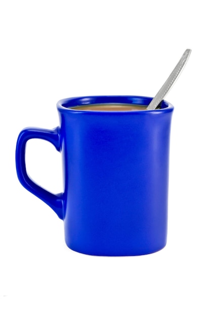 Café com leite, uma colher de prata em uma caneca azul isolada em um branco