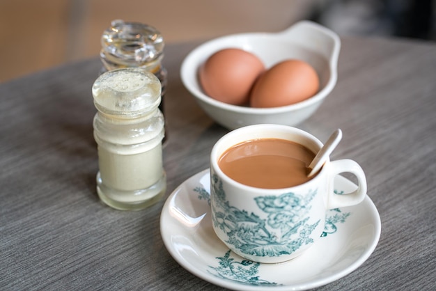 Café com molho de soja de ovos cozidos e pimenta branca na mesa