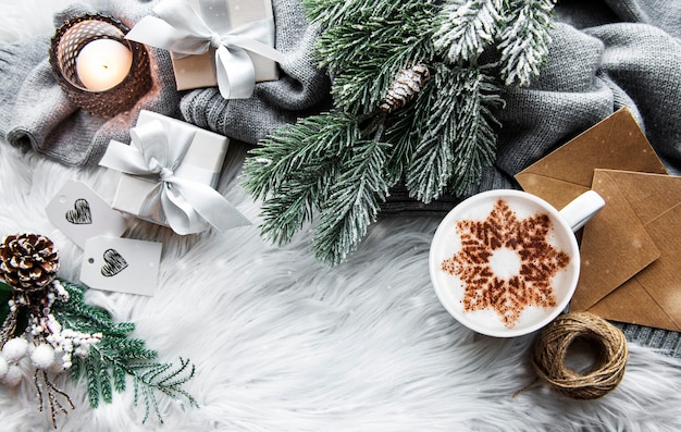 Café com padrão de floco de neve e enfeites de natal