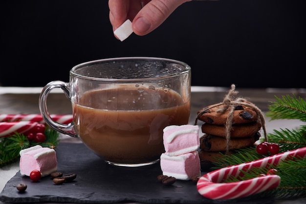 Café com preparação de leite em copo de vidro com marshmallow