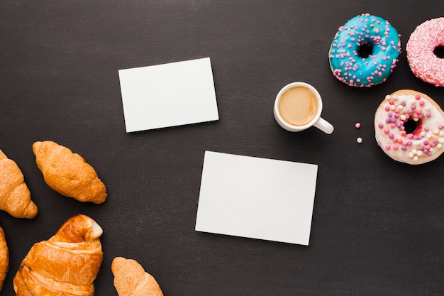 Café com rosquinhas e croissant