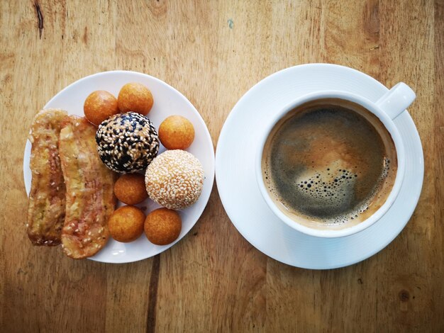 Café com sobremesa crocante tailandesa