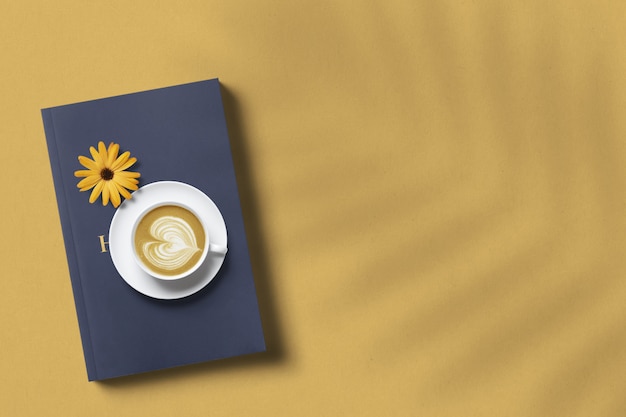 Café com uma flor em um livro