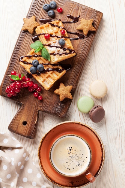 Café com waffles e doces