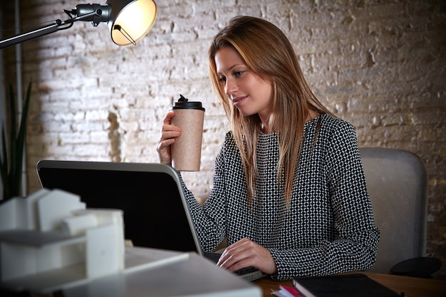 Café de consumición de la empresaria que trabaja en la oficina