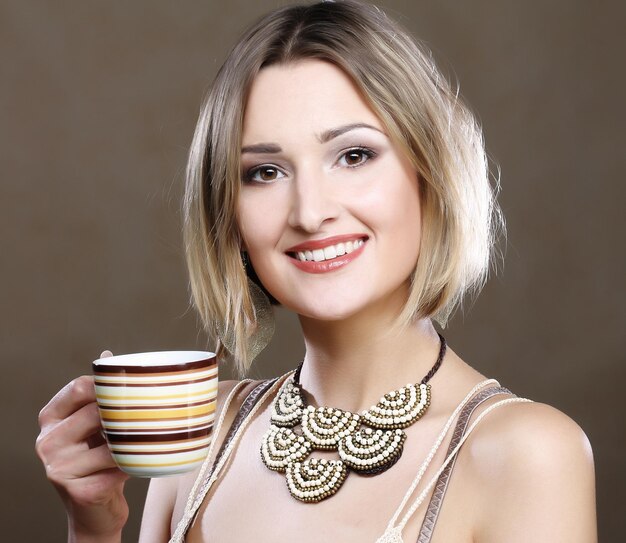 Café de consumición de la mujer hermosa