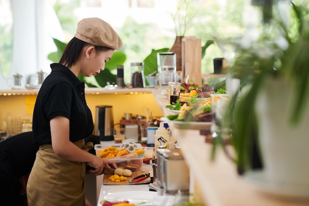 Café Cook cortando frutas