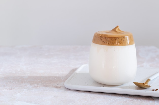 Foto café coreano dalgona en mesa de mármol rosa