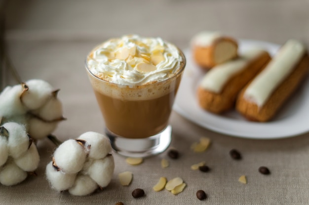 Café con crema y almendras