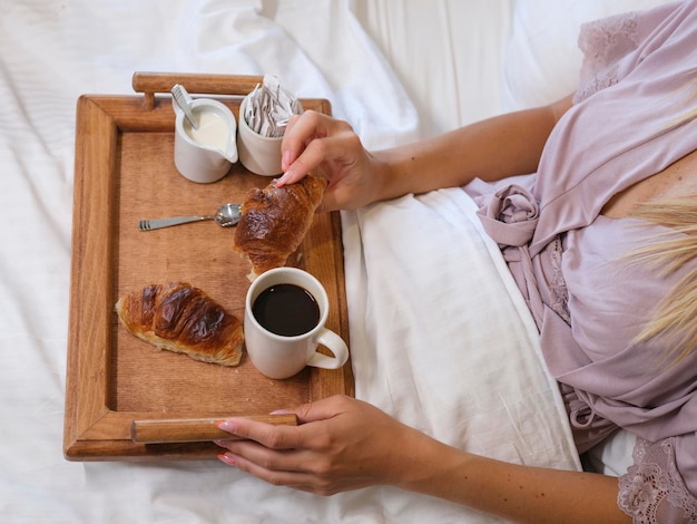 Café y croissant para el desayuno