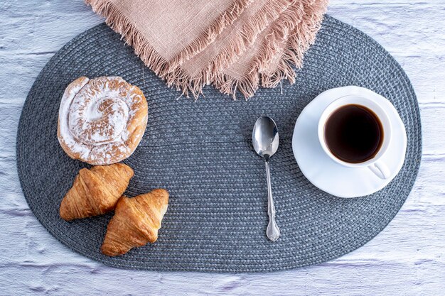 Foto café con croissant y ensaimada