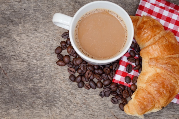 Café croissant pão grão de café