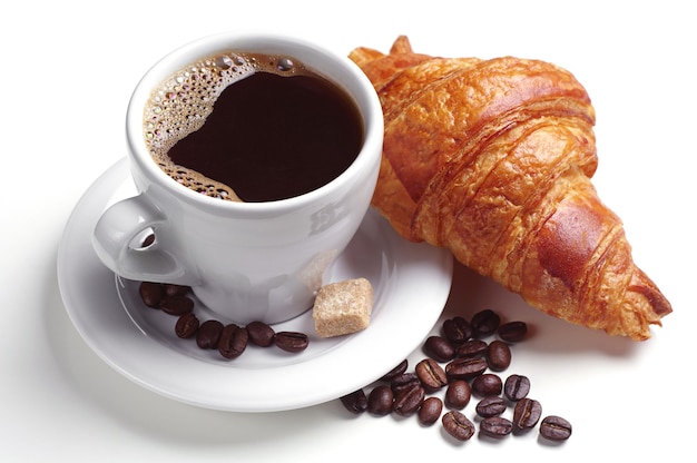 Café y croissant sobre fondo blanco.