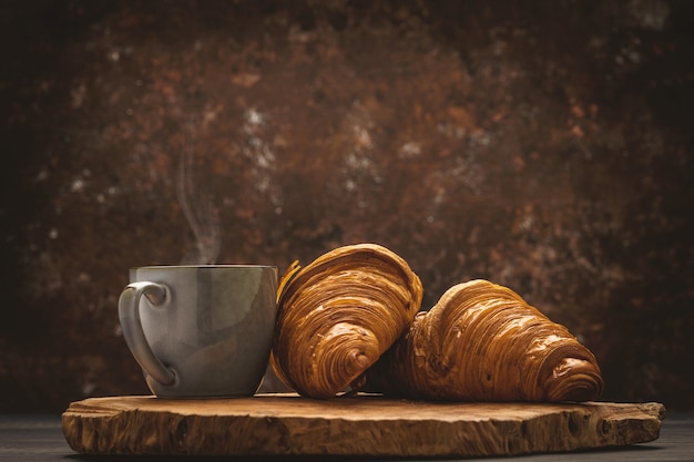 Café con croissant.