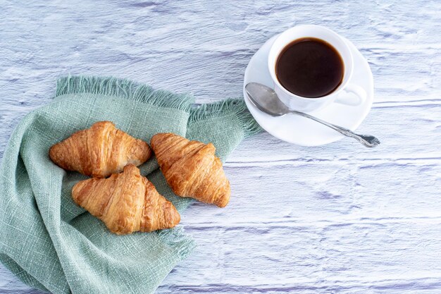 Foto café con croissant