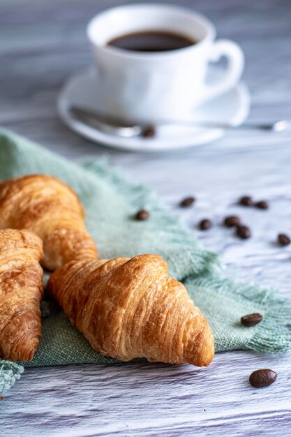 Foto café con croissant