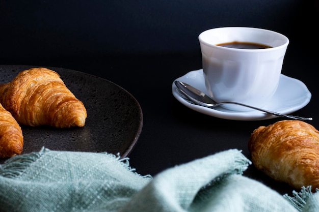 Foto café con croissant