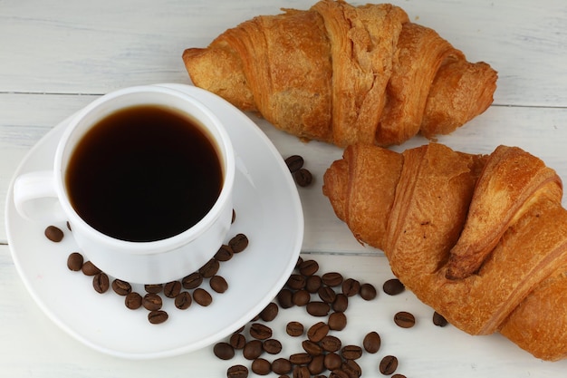 Café con croissants y cereales Desayuno ligero