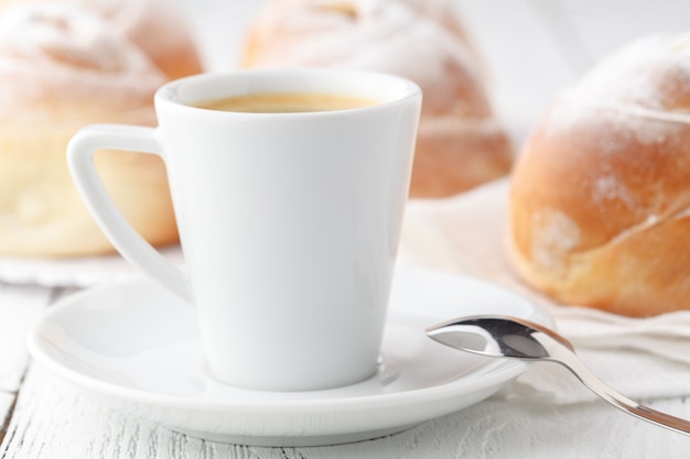 Café con croissants y donas. Croissants y donas. De cerca. Comida frita. Desayuno dulce