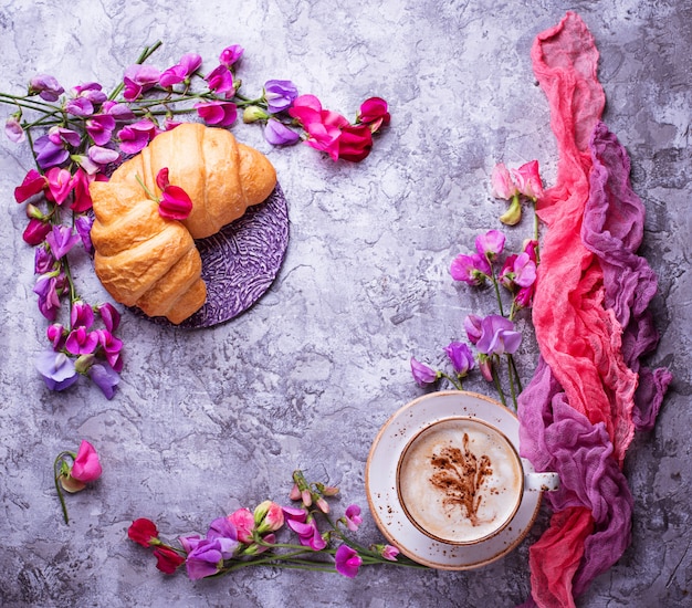 Café, croissants e flores. Vista plana leiga