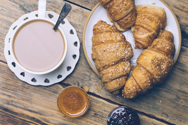 Café y cruasanes con mermelada. Desayuno típico francés (Petit Déjeuner)