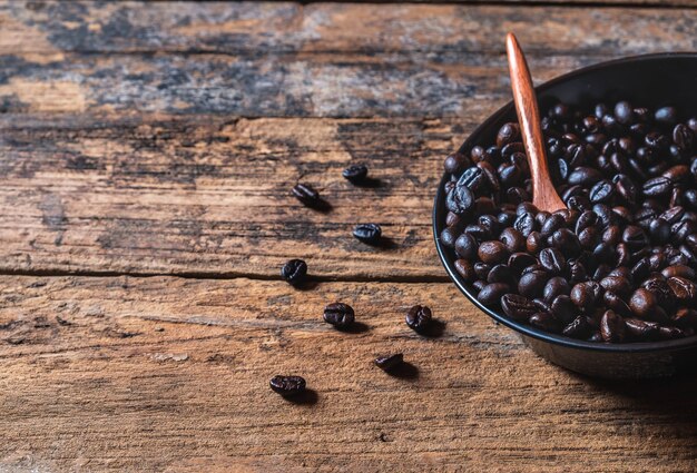 Café crudo tostado en una sartén.