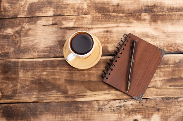 café y cuaderno sobre la mesa