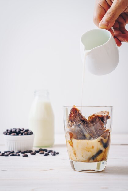 café cubitos de hielo con leche