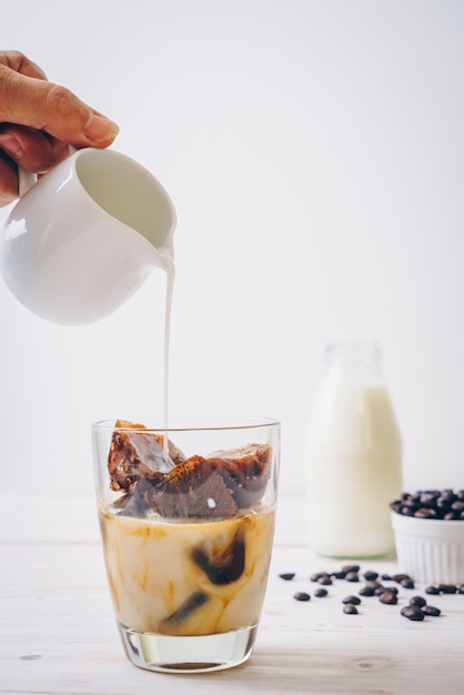 café cubitos de hielo con leche