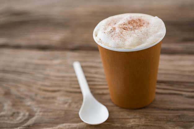 Café con cuchara en mesa de madera