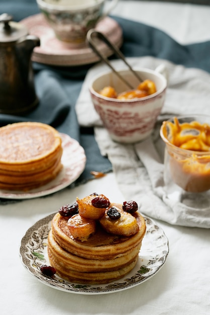 Café da manhã americano, brunch, almoço, refeição panqueca com manteiga de amendoim e banana sobre guardanapo branco. Conceito de comida vegana