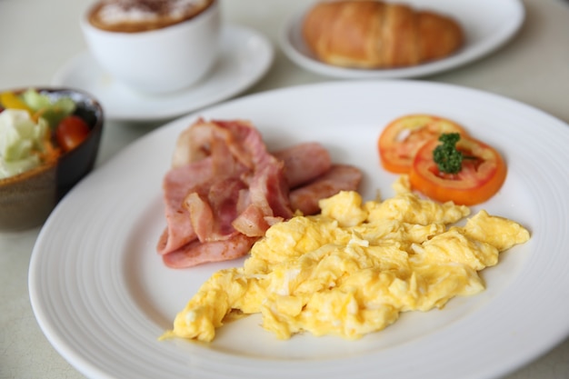 Café da Manhã Americano com Bacon, Ovo Frito e Pão