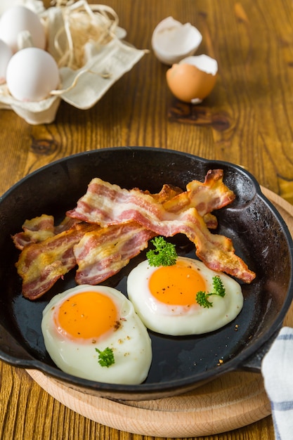 Café da manhã americano com ovos fritos, bacon