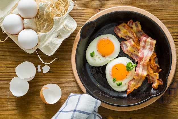 Café da manhã americano com ovos fritos, bacon