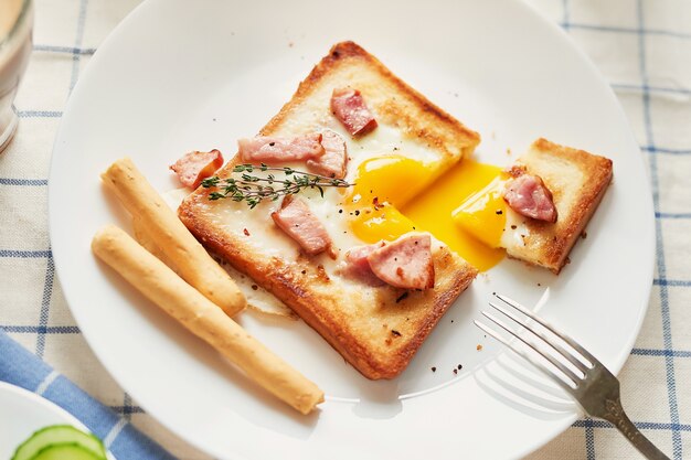 Café da manhã americano delicioso caseiro com ovo frito do estrelado, brinde, salsicha. Café da manhã inglês com ovos fritos, bacon, salsichas e torradas. Café da manhã no dia dos namorados. Bom dia conceito