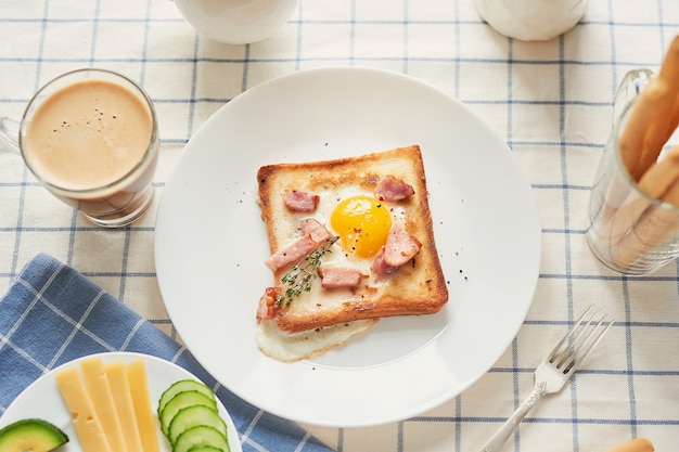 Café da manhã americano delicioso caseiro com ovo frito do estrelado, brinde, salsicha. Café da manhã inglês com ovos fritos, bacon, salsichas e torradas. Café da manhã no dia dos namorados. Bom dia conceito