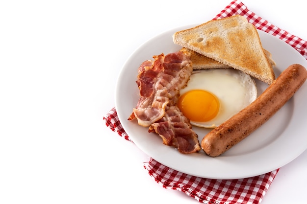 Café da manhã americano tradicional com ovo frito, torradas, bacon e linguiça isolada