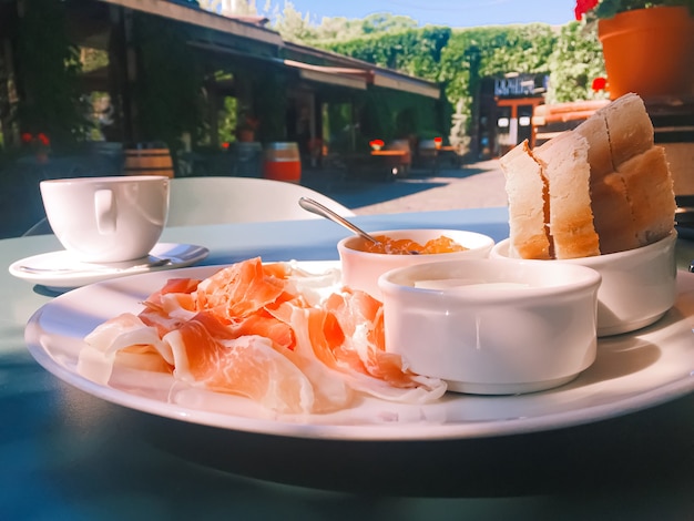 Café da manhã ao ar livre no verão presunto, geléia, manteiga e presunto